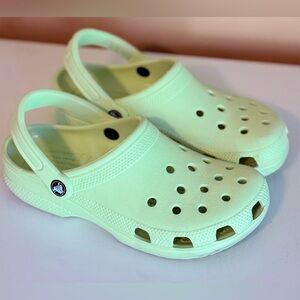 Classic Green Unisex CROCS Women’s 8 Men’s 6